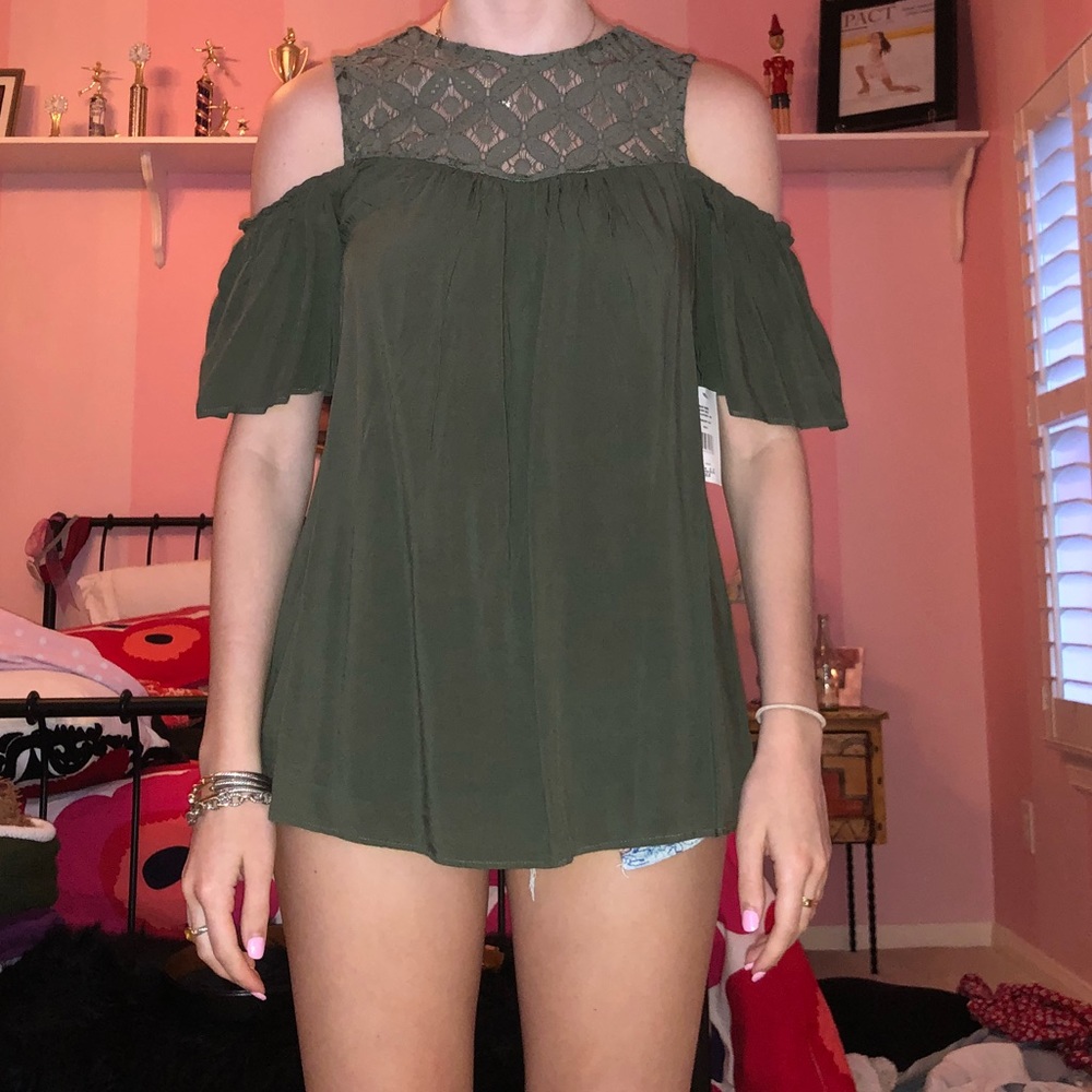 army green shoulder cut out top w lace on top